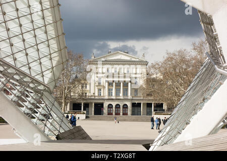 Die Arkadia Gebäude einer ehemaligen Theater jetzt ein Buch speichern und Tourist-information, die durch die Freiheit Brunnen auf dem Platz der Freiheit Posen gesehen Stockfoto