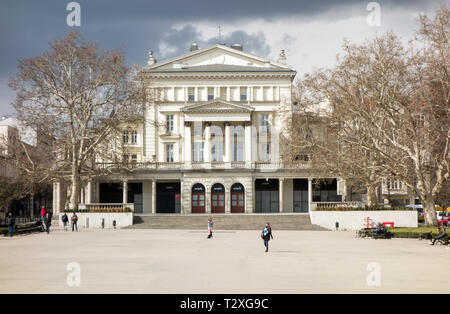 Die Arkadia Gebäude einer ehemaligen Theater jetzt ein Buch speichern und Tourist-information, die durch die Freiheit Brunnen auf dem Platz der Freiheit Posen gesehen Stockfoto