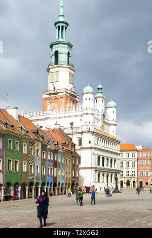 Menschen, Männer und Frauen, die in der Old Town Square in der polnischen Stadt Poznan Polen mit seinem bunten Häuser Restaurants und Cafes Stockfoto