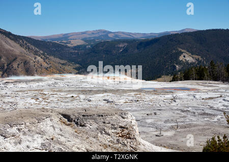 Mineralische Ablagerungen in Mammoth Hot Springs mit Blick auf Berge und Täler des Yellowstone National Park Stockfoto
