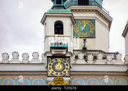 Der Uhr- und Glockenturm am Rathaus in den Alten Markt in der polnischen Stadt Poznan Polen mit seinem Kampf gegen die butting Ziegen Stockfoto
