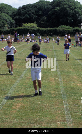 Grundschule Mädchen im Ei und Löffel Rennen beim Sport Tag Stockfoto