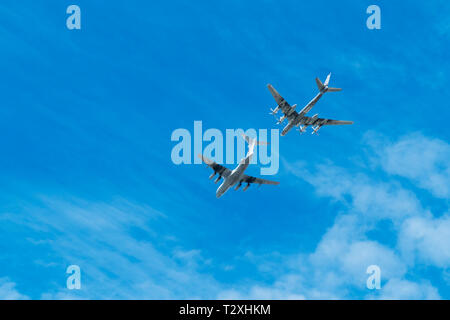 Air Tanker Iljuschin IL-78 und strategischen Bomber Tu-95 "Bear" in: simulieren Luftbetankung an der Parade des Sieges im Zweiten Weltkrieg. Russische Flugzeuge Stockfoto