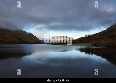 Breaking Dawn auf crummock Wasser im Lake District National Park in der Grafschaft Cumbria, North West England, UK. Stockfoto