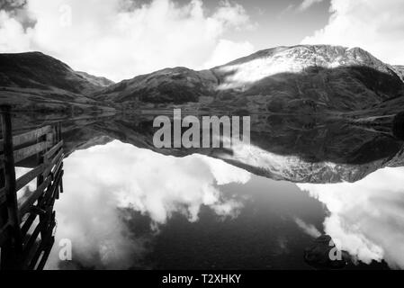 Schwarz-weiß Foto von Dawn auf Crummock Water. Crummock Water ist im Lake District National Park in der Grafschaft Cumbria, North West entfernt Stockfoto