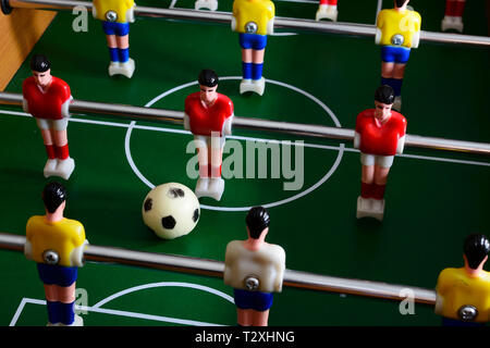 Brettspiel Fußball, Spieler in gelben und roten T-Shirts Stockfoto