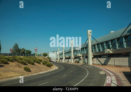 Straße in Richtung zum Internationalen Flughafen Barajas Fassade, an einem sonnigen Tag in Madrid. Hauptstadt von Spanien mit lebendigen und intensiven kulturellen Lebens. Stockfoto