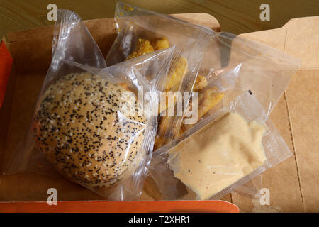 Chicken Burger Menü in Kunststoff Verpackung im Karton Stockfoto