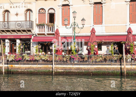 Ristorante Café Saraceno, Grand Canal, Riva del Vin, San Polo, Venedig, Venetien, Italien aus dem Wasser in den frühen Morgenstunden mit Kellner über Tabellen ou Stockfoto