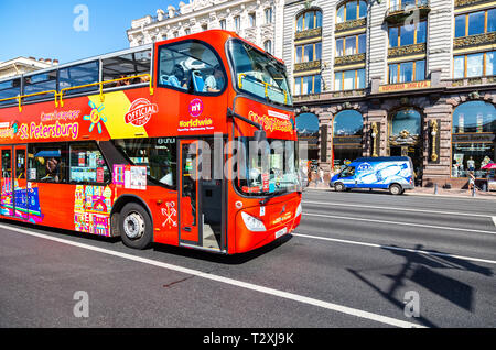 Sankt Petersburg, Russland - 10. August 2018: Red Bus City Sightseeing Bewegen auf dem Nevsky Prospeсt im Sommer sonnigen Tag Stockfoto