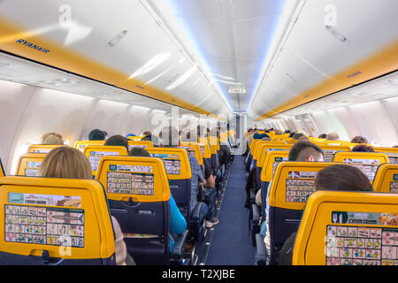 Die Passagiere in einem Flugzeug Flugzeug bereit für einen Ryanair Flug von Liverpool Flughafen Stockfoto