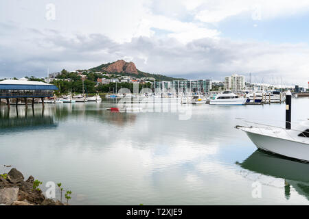 Boote in Townsville Marina mit Castle Hill im Hintergrund Stockfoto