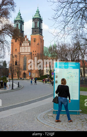 Touristen und Besucher in Posen: Basilika/Kathedrale steht auf Ostrow Tumski Insel, die älteste Kathedrale in Polen aus dem 10. Jahrhundert Stockfoto