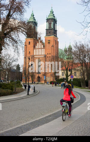 Touristen und Besucher in Posen: Basilika/Kathedrale steht auf Ostrow Tumski Insel, die älteste Kathedrale in Polen aus dem 10. Jahrhundert Stockfoto