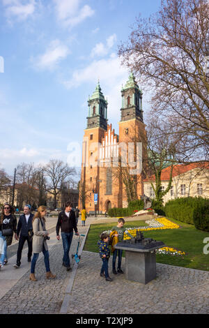 Touristen und Besucher in Posen: Basilika/Kathedrale steht auf Ostrow Tumski Insel, die älteste Kathedrale in Polen aus dem 10. Jahrhundert Stockfoto