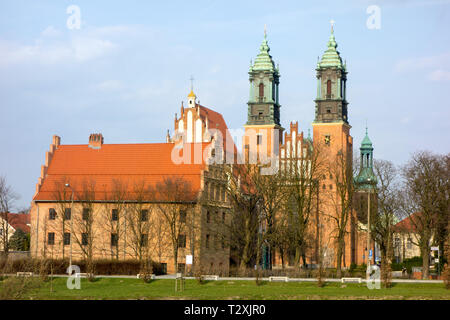 Touristen und Besucher in Posen: Basilika/Kathedrale steht auf Ostrow Tumski Insel, die älteste Kathedrale in Polen aus dem 10. Jahrhundert Stockfoto