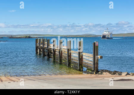 Leverburgh - berneray Fähre bei Leverburgh Fährhafen ankommen, Isle of Harris, Äußere Hebriden, Schottland, UK Stockfoto