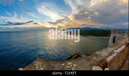 San Pedro de La Roca fort Mauern mit Türmen, dem Karibischen Meer Blick auf den Sonnenuntergang, Santiago de Cuba, Kuba Stockfoto