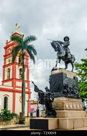 Jungfrau von Candelaria Kathedrale mit Palm in den Vordergrund und Ignacio Agramonte Memorial, das Zentrum der Stadt Camagüey, Kuba Stockfoto