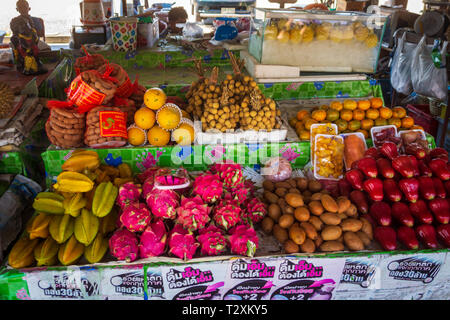 Vielfalt an frischen, tropischen und bunte Früchte in Stapeln auf Thai open market gestapelt in Phuket Stockfoto