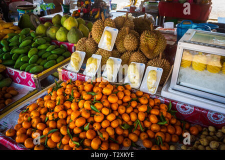 Vielfalt an frischen, tropischen und bunte Früchte in Stapeln auf Thai open market gestapelt in Phuket Stockfoto