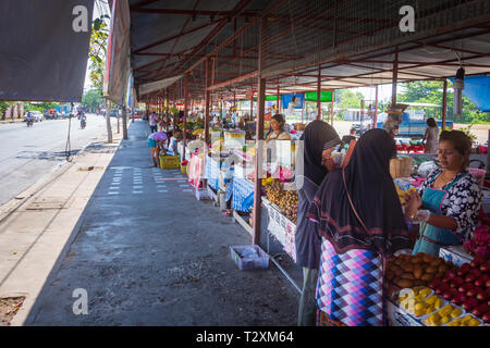 Phuket, Thailand, März 2013, Thai womans Handel mit Obst öffnen markiert, frischen, tropischen Früchten, in Haufen auf Bänken gestapelt Stockfoto