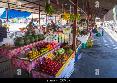 Phuket, Thailand, März 2013, Thai womans Handel mit Obst öffnen markiert, frischen, tropischen Früchten, in Haufen auf Bänken gestapelt Stockfoto