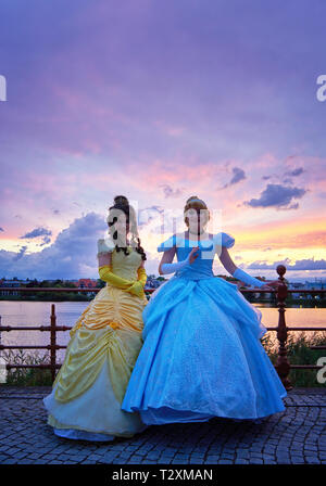 Burg Brücke Schwerin mit Anna und Elsa aus dem Film die Ice Princess. Stockfoto