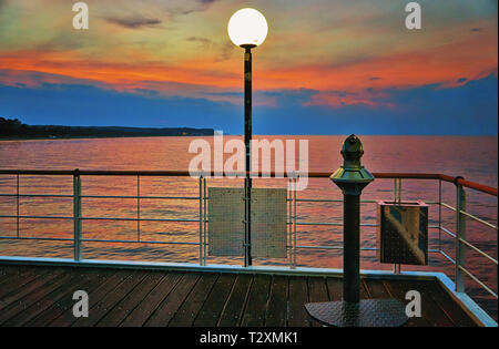 Teleskop auf der Seebrücke in Heringsdorf in den Sonnenuntergang. Ostsee Insel Usedom. Deutschland Stockfoto