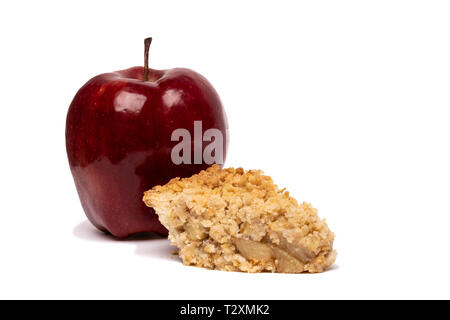 Dutch Apple Pie Slice mit roten Apfel Stockfoto