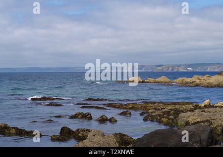 Blick nach Westen von Hope Cove in Richtung Thurlestone und Burgh Island Klippen an einem sonnigen Sommertag. South Devon, Großbritannien. Stockfoto