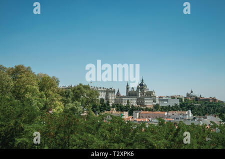 Der königliche Palast und die Kathedrale Almudena am Horizont inmitten einer grünen Baumkronen in Madrid. Hauptstadt von Spanien mit lebendigen und intensiven kulturellen Lebens. Stockfoto