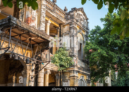 Äußere der Villa oder Villa Bodega, ein halb verfallenen kolonialen Gebäude (1910-1920 s) in Phnom Penh, Kambodscha. Februar 2019. Stockfoto
