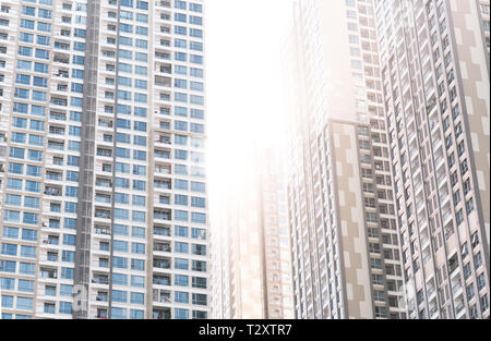 Wohnhochhäuser mit Sonnenlicht. Stockfoto