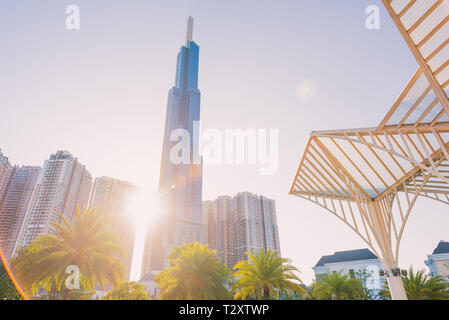 Ho Chi Minh City, Vietnam - Februar 19, 2019: Landmark 81 mit Sonnenschein und Objektivreflexionen. Stockfoto