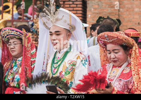 Nha Trang, Vietnam - 5. Mai 2018: Die Teilnehmer der Prozession ein Kostüm von Po Nagar Tempel Feier (Le hoi Thap Ba Ponagar). Stockfoto