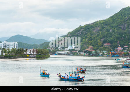 Nha Trang, Vietnam - Mai 5, 2018: Cai Fluss mit blauen Boote der Fischer. Stockfoto