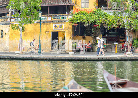 Hoi An, Vietnam - Oktober 28, 2018: Die alte Stadt am Fluss mit Reisenden Rad-, Wander- und sitzen in einem Restaurant. Stockfoto