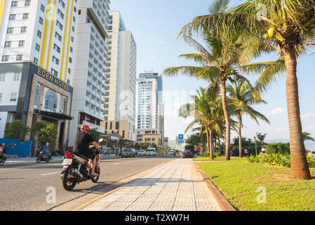 Da Nang, Vietnam - November 1, 2018: Vo Nguyen Giap, der seaside Avenue mit ihren neu erbauten mehrstöckigen Hotels direkt am Strand. Stockfoto