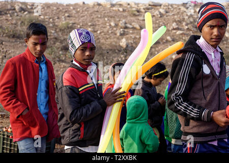 Indischen ländlichen Jungen stehend mit Ballons auf dem Hügel. Stockfoto