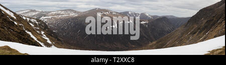 Blick hinunter Bottighofen Cath nam Fionn in Richtung Glen Geusachan und der zentralen Cairngorms Stockfoto