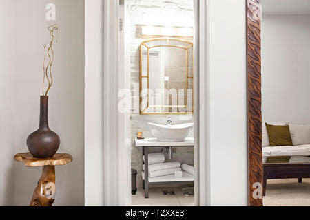 Modernes Interieur Apartment mit Bad und Wohnzimmer - Hotel - Ferienhäuser Konzept Stockfoto