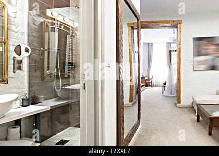 Modernes Interieur Apartment mit Bad, Wohnzimmer und Schlafzimmer - Hotel - Ferienhäuser Konzept Stockfoto