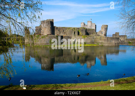 Caerphilly Castle, in der Nähe von Cardiff, South Wales, UK in der Frühlingssonne Stockfoto