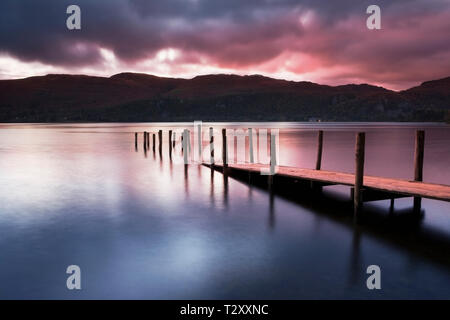 Blick auf einen See in der Morgendämmerung im Lake District. Cumbria, England. Stockfoto