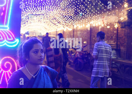 Indische Bengali Dame auf der Straße voller Lichter in einem festlichen Abend Stockfoto