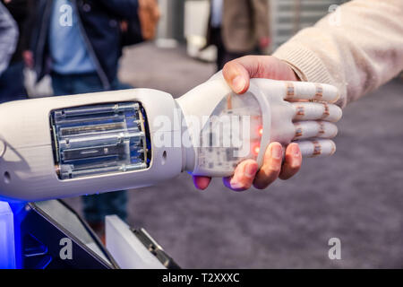 Die menschliche Hand und die Roboter als Symbol der Verbindung zwischen den Menschen und der künstlichen Intelligenz. Stockfoto