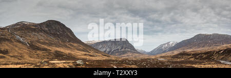 Blick Richtung Lairig Ghru von Glen Dee mit Punkt des Teufels in der Mitte und Ben Macdui und Carn ein 'Mhaim auf der rechten Seite, Cairngorm National Park Stockfoto