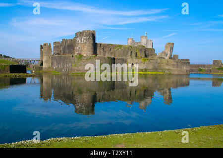 Caerphilly Castle, in der Nähe von Cardiff, South Wales, UK in der Frühlingssonne Stockfoto