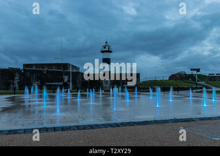 Southsea Castle in den frühen Abend mit Wasserspiel im Vordergrund angezeigte Wasserstrahlen und verschiedenen farbigen Lampen Stockfoto